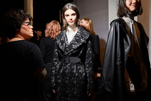 elie-tahari-bks-m-rf19-7506.thumb.jpg.b15ca5b811cf057b0ffa357f4e2f1afc.jpg