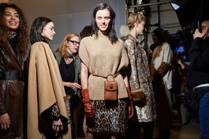 elie-tahari-bks-m-rf19-7518.thumb.jpg.790c8bc73efe1d92fd806186e10b9f7d.jpg
