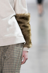 elie-tahari-clp-rf19-0062.thumb.jpg.66047cb6cbee24a8e7496d1a6e2abf7b.jpg