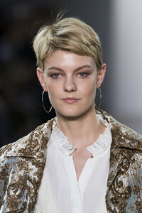 elie-tahari-clp-rf19-0104.thumb.jpg.5d03ad43739b88974f88f5f7159b8ae0.jpg