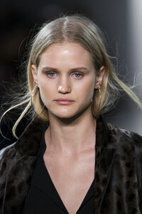 elie-tahari-clp-rf19-0201.thumb.jpg.d83c1b3b04d98a9cc0272f3d5293879b.jpg