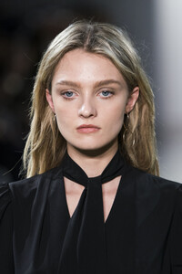 elie-tahari-clp-rf19-0270.thumb.jpg.a436289a6c34addc8d0f9f99dde66196.jpg