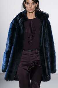 elie-tahari-clp-rf19-0302.thumb.jpg.4e06d82188a1056fe292e56f5d477c04.jpg