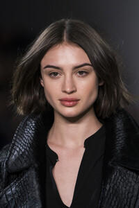 elie-tahari-clp-rf19-0414.thumb.jpg.f7c877f40687be17432101cf96fc410c.jpg
