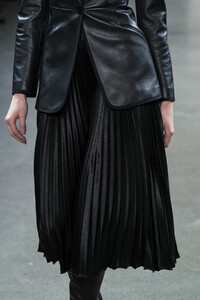 elie-tahari-clp-rf19-0428.thumb.jpg.c8678cd01d4264e9942d79737ba260e4.jpg