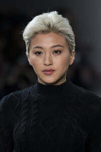 elie-tahari-clp-rf19-0442.thumb.jpg.765780ece9f9651044b1e35830b1795f.jpg