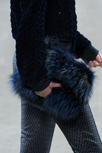elie-tahari-clp-rf19-0461.thumb.jpg.35cf506cbf1196ea7e82072574e0d753.jpg