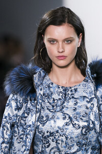 elie-tahari-clp-rf19-0495.thumb.jpg.45bf203cccf618f2c538d0edc5a7a4a0.jpg