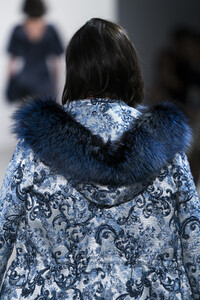elie-tahari-clp-rf19-0507.thumb.jpg.9e4fd052b1b0546d4bfbbdaca08fe1d1.jpg
