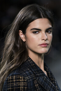 elie-tahari-clp-rf19-0606.thumb.jpg.878b4a2b9a3a04c591fd0c0096558a12.jpg