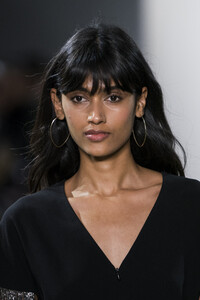 elie-tahari-clp-rf19-0641.thumb.jpg.df29fc7c1d724b014442fbc06bbe60b9.jpg
