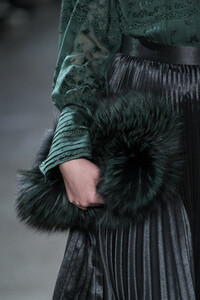 elie-tahari-clp-rf19-0662.thumb.jpg.692377d93f5bc860a664e003c2007a13.jpg