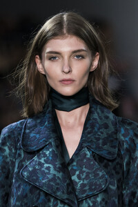 elie-tahari-clp-rf19-0697.thumb.jpg.79b201f57a5ef31aeb374dd6683aa091.jpg