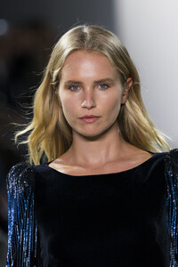 elie-tahari-clp-rf19-0710.thumb.jpg.b6dd56c38aa13d402212f4395fff8220.jpg