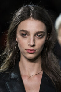 elie-tahari-clp-rf19-0755.thumb.jpg.29aba14cd0ee09bf0a0890c6be085b13.jpg