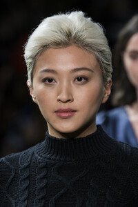 elie-tahari-clp-rf19-0758.thumb.jpg.8e5a9c3df417790a4dbeda49d3896a21.jpg