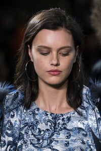 elie-tahari-clp-rf19-0763.thumb.jpg.9491ecb90cba31afdd6c584ecce508bd.jpg