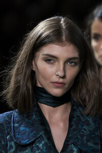elie-tahari-clp-rf19-0783.thumb.jpg.e06881165508028c6a822c0698aa586d.jpg