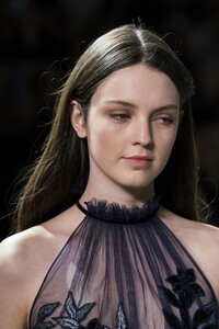 elie-tahari-clp-rf19-0795.thumb.jpg.f2268717024fc503ce87a6d991b0d711.jpg