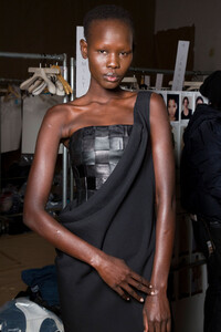 gabriela-hearst-bks-g-rf19-8622.thumb.jpg.b3d2bf878e86bb8ce47e4d217298115b.jpg