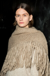 gabriela-hearst-bks-g-rf19-8670.thumb.jpg.db9f916de3b5bccd3edb9fdb58f0365e.jpg