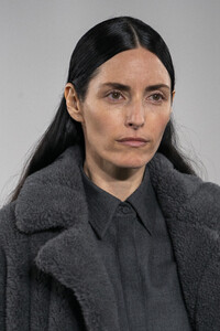 gabriela-hearst-clp-rf19-0183.thumb.jpg.b2f5b060b1bcbe2e0b9b92e4412d37b6.jpg
