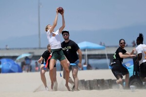 hailey-clauson-playing-flag-football-on-venice-beach-06-23-2019-10.jpg