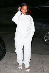 hbz-rihanna-0206-backgrid-1549635199.jpg