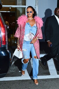 hbz-rihanna-0505-splash-1525697678.jpg