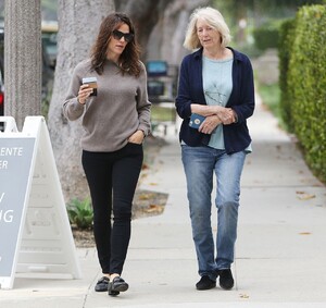 jennifer-garner-out-for-a-walk-in-santa-monica-06-05-2019-0.jpg