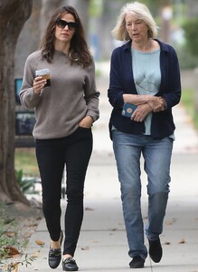 jennifer-garner-out-for-a-walk-in-santa-monica-06-05-2019-1.jpg