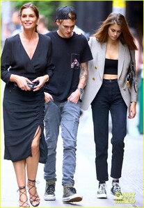 kaia-gerber-nyc-outing-with-family-02.jpg