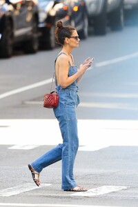 katie-holmes-street-style-shopping-in-new-york-city-06-22-2019-1.jpg