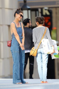 katie-holmes-street-style-shopping-in-new-york-city-06-22-2019-2.jpg