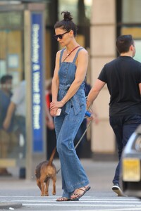 katie-holmes-street-style-shopping-in-new-york-city-06-22-2019-4.jpg