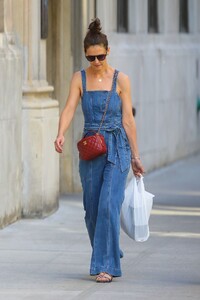 katie-holmes-street-style-shopping-in-new-york-city-06-22-2019-5.jpg