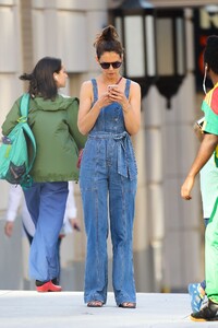 katie-holmes-street-style-shopping-in-new-york-city-06-22-2019-7.jpg