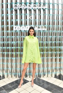 kendall-jenner-stops-by-the-paintpositivity-becausewordsmatter-mural-in-ny-06-20-2019-11.jpg