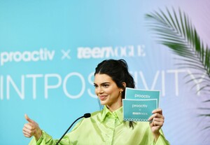 kendall-jenner-stops-by-the-paintpositivity-becausewordsmatter-mural-in-ny-06-20-2019-2.jpg
