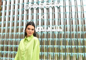 kendall-jenner-stops-by-the-paintpositivity-becausewordsmatter-mural-in-ny-06-20-2019-9.jpg