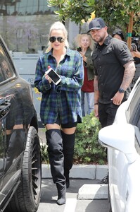 khloe-kardashian-at-maxwell-dog-s-in-studio-city-06-26-2019-11.jpg