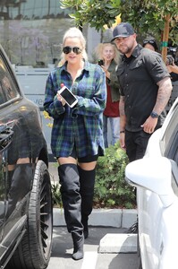 khloe-kardashian-at-maxwell-dog-s-in-studio-city-06-26-2019-11.jpg