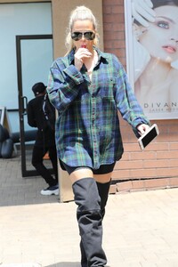 khloe-kardashian-at-maxwell-dog-s-in-studio-city-06-26-2019-12.jpg