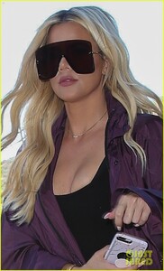 khloe-kardashian-rocks-oversized-sunglasses-for-lunch-02.jpg