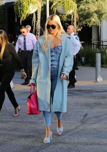 khloe-kardashian-street-style-06-19-2019-8.jpg