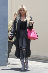 khloe-kardashian-street-style-calabasas-studio-06-17-2019-1.jpg