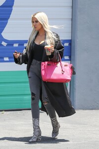 khloe-kardashian-street-style-calabasas-studio-06-17-2019-6.jpg