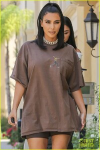 kim-kardashian-rocks-travis-scott-tee-01.jpg