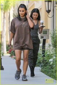 kim-kardashian-rocks-travis-scott-tee-02.jpg