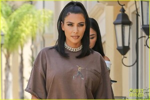 kim-kardashian-rocks-travis-scott-tee-03.jpg